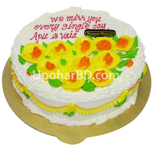 cake with yellow rose bed