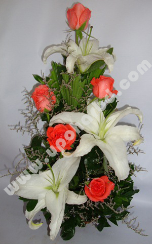 Pink roses with lilis