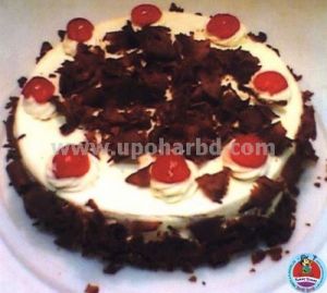 Cake with blackforest flavour and lots of cherry