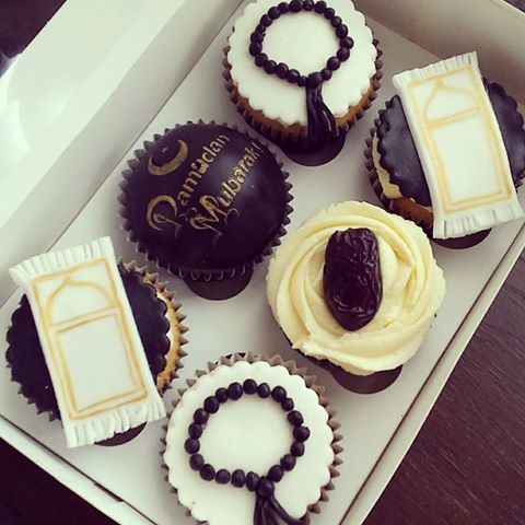 Ramadan mubarak gift box with  with 6 cupcake