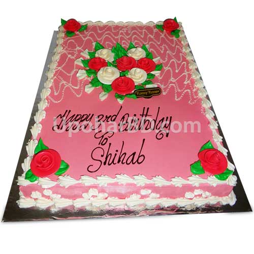 Cake with lots of roses and pink design