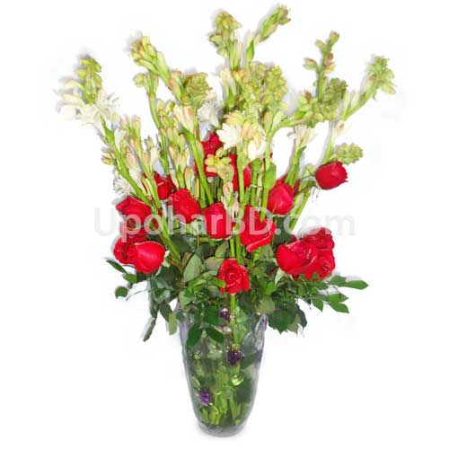 Fresh roses and rajnigandha in a vase