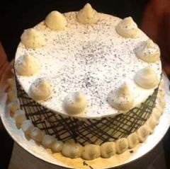 Vanilla cake with chocolate dust